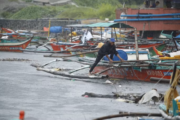 Ngư dân bảo vệ thuyền tại một ngôi làng ven biển thuộc tỉnh Cavite - Philippines hôm 8-9. Ảnh: EPA Ngư dân bảo vệ thuyền tại một ngôi làng ven biển thuộc tỉnh Cavite - Philippines hôm 8-9. Ảnh: EPA