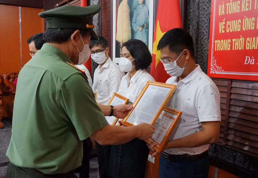 Thiếu tướng Vũ Xuân Viên, Giám đốc Công an TP.Đà Nẵng trao giấy khen cho các đơn vị hỗ trợ người dân trong cung ứng thực phẩm. Ảnh: Nguyễn Tú