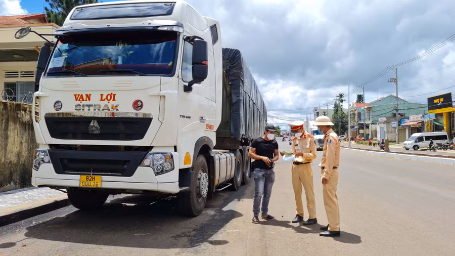 Lực lượng Cảnh sát Giao thông công an TP.Pleiku kiểm tra giấy tờ xe của tài xế Phạm Trung Tín. Ảnh: Bá Bính