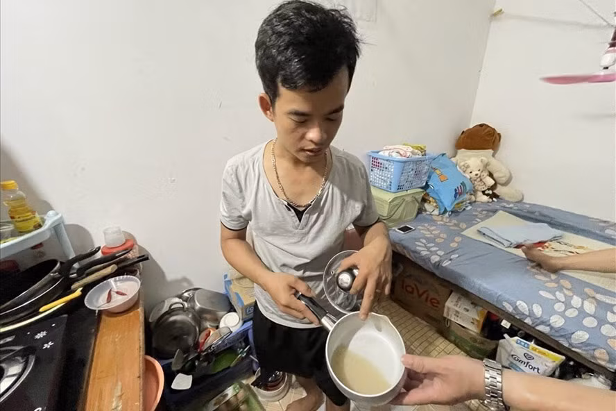Chút nước cơm thay sữa của gia đình Viễn và anh từ chối nhận thêm hỗ trợ để nhường phần tiền cho người khó khăn hơn. Ảnh VL
