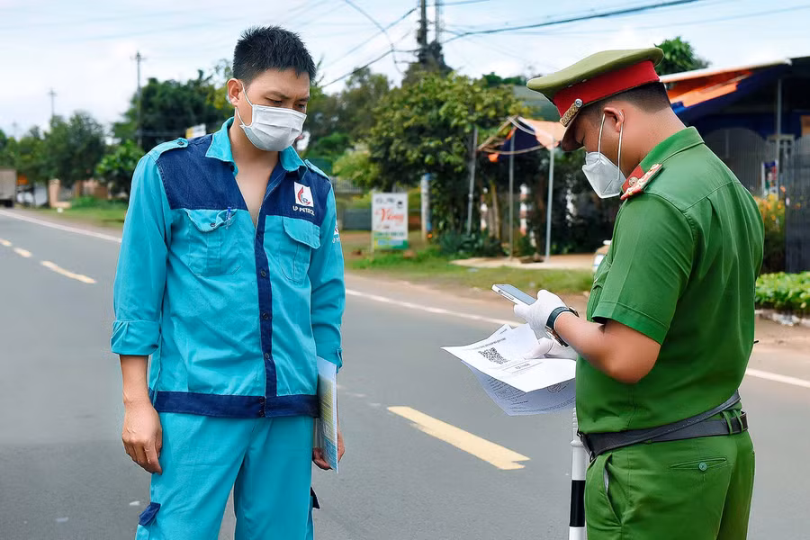 4.Đại úy Hà Văn Hữu-cán bộ Đội Cảnh sát Giao thông và Trật tự TP. Pleiku, thành viên chốt kiểm soát số 3 (cầu Suối Voi) cho hay: Việc ứng dụng công nghệ thông tin, sử dụng mã QR trong kiểm soát giao thông vừa đảm bảo an toàn và tránh được tình trạng ùn tắc giao thông tại các chốt.