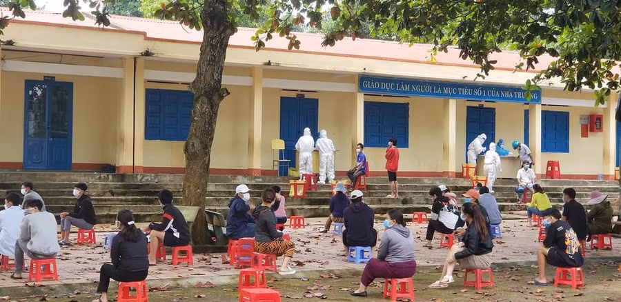 Người dân phường An Bình đợi lấy mẫu xét nghiệm Ảnh: TT-TH Buôn Hồ.