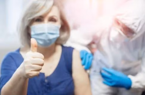 Số trường hợp nhiễm Covid-19 ở người lớn tuổi bắt đầu chậm lại khi những người từ 60 tuổi trở lên được tiêm liều thứ 3 vắc xin Pfizer. Ảnh: Shutterstock