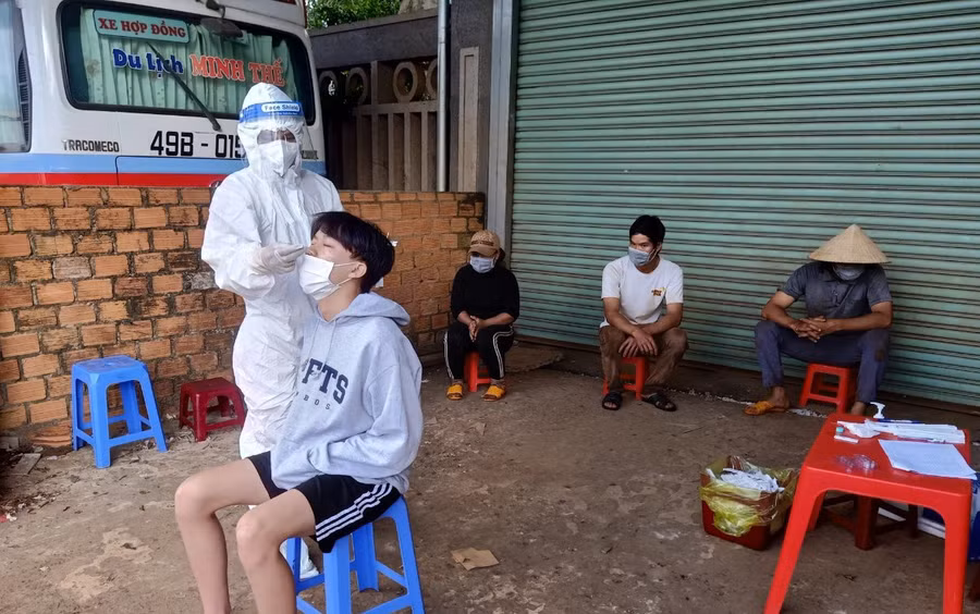 Gần 500 người được lấy mẫu xét nghiệm sàng lọc sau khi phát hiện chùm lây nhiễm mới tại H.Đức Trọng. Ảnh: Kim Cúc