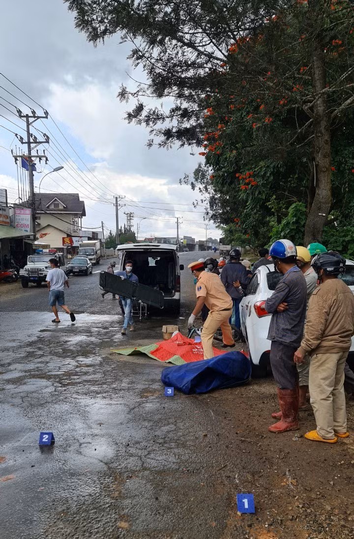 Hiện trường vụ tai nạn sau khi xe tải gây tai nạn bỏ chạy. Ảnh: Lâm Viên 