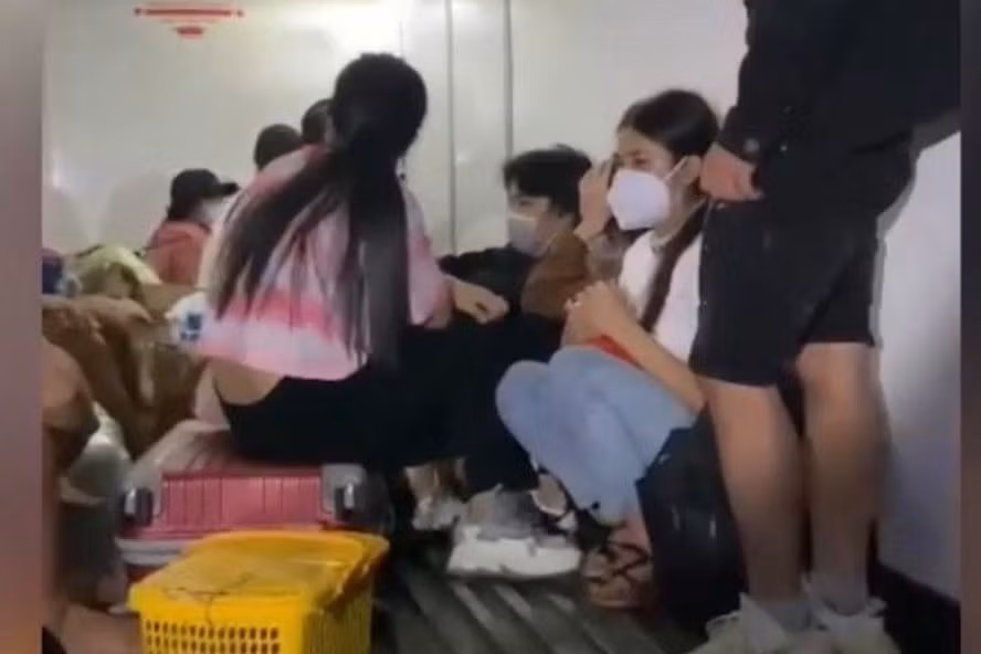 Người trốn qua chốt trong xe đông lạnh. Ảnh cắt từ clip Người trốn qua chốt trong xe động lạnh. Ảnh cắt từ clip