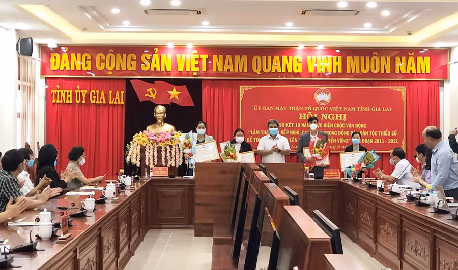 Chủ tịch Ủy ban MTTQ Việt Nam tỉnh tặng bằng khen cho các tập thể, cá nhân. Ảnh: Anh Huy Chủ tịch Ủy ban MTTQ Việt Nam tỉnh tặng bằng khen cho các tập thể, cá nhân