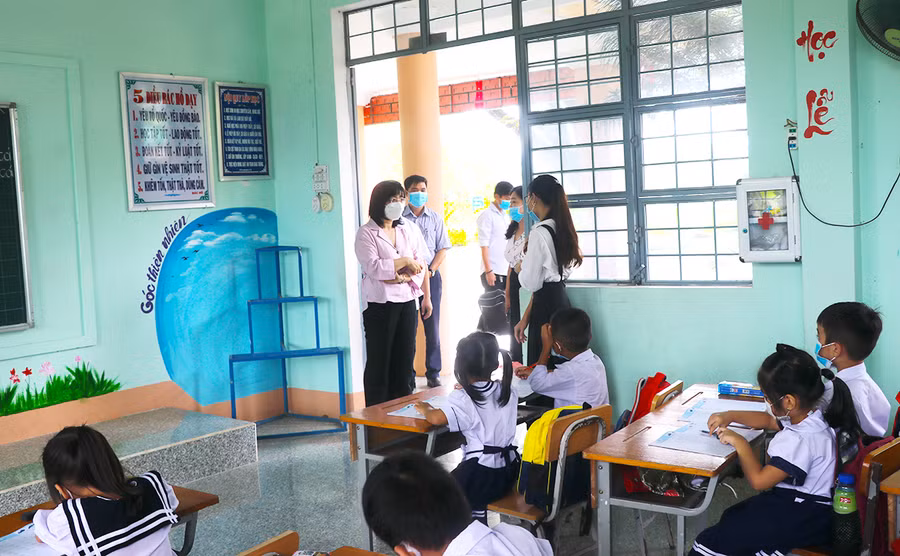 Phó Chủ tịch UBND tỉnh Nguyễn Thị Thanh Lịch trao đổi công tác tuyên truyền, phòng-chống dịch Covid-19 tại Trường Tiểu học Trần Phú (xã Song An, thị xã An Khê). Ảnh: Ngọc Minh 