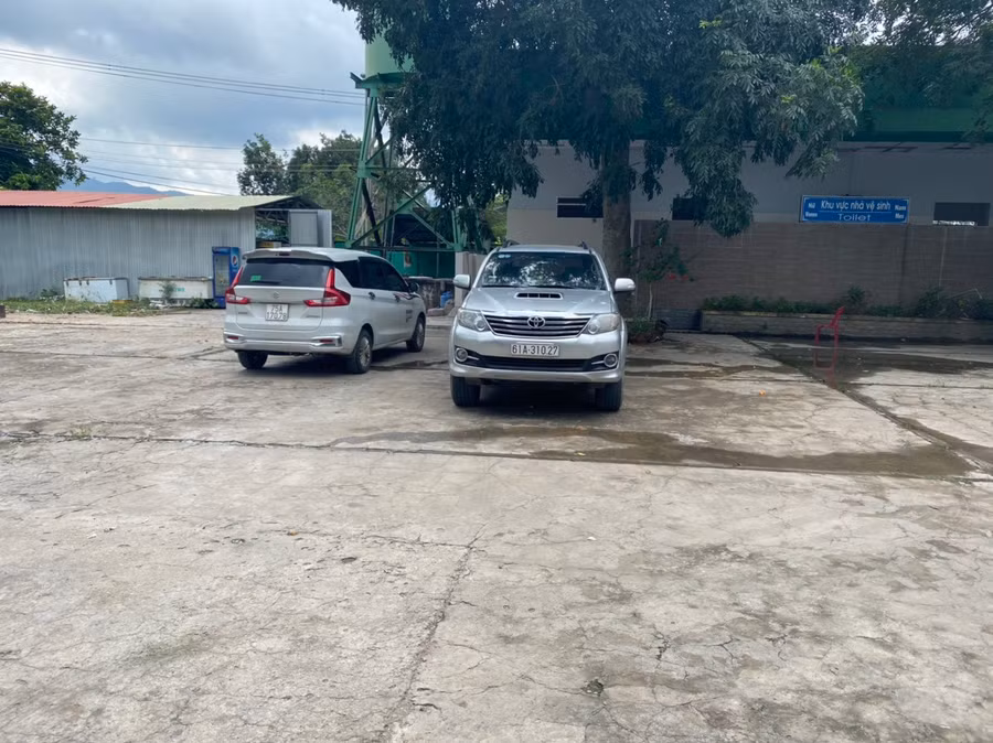 Hai xe loại 7 chỗ chở người từ TP.HCM ra sau đó sang qua xe đông lạnh. Ảnh: KHÔI NGUYỄN