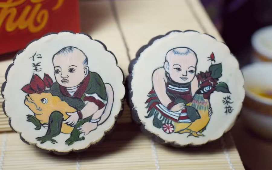 Bánh trung năm năm nay xuất hiện mẫu bánh độc đáo với tranh vẽ dân gian trên mặt bánh.