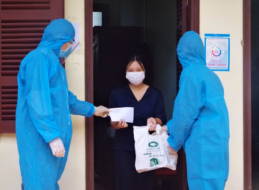 Cán bộ, chiến sĩ làm nhiệm vụ tại Trung tâm trao quà cho các thai phụ thực hiện cách ly y tế. Ảnh: Văn Huỳnh