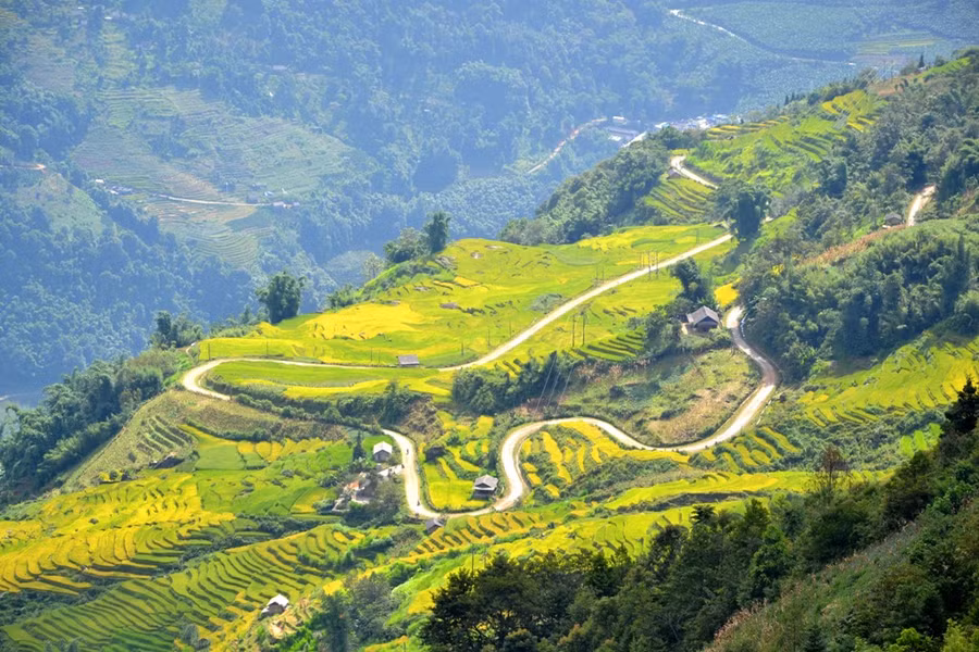  Ruộng bậc thang “treo” trên những sườn núi chênh vênh.