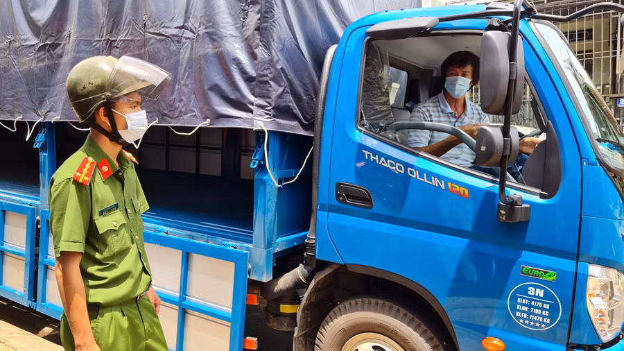 Lực lượng chức năng kiểm tra chấp hành cam kết không rời khỏi phương tiện của tài xế Nguyễn Văn Lộc (phường Ia Kring) sau khi vừa chở hàng từ Đà Nẵng về TP. Pleiku. Ảnh: Lê Hòa
