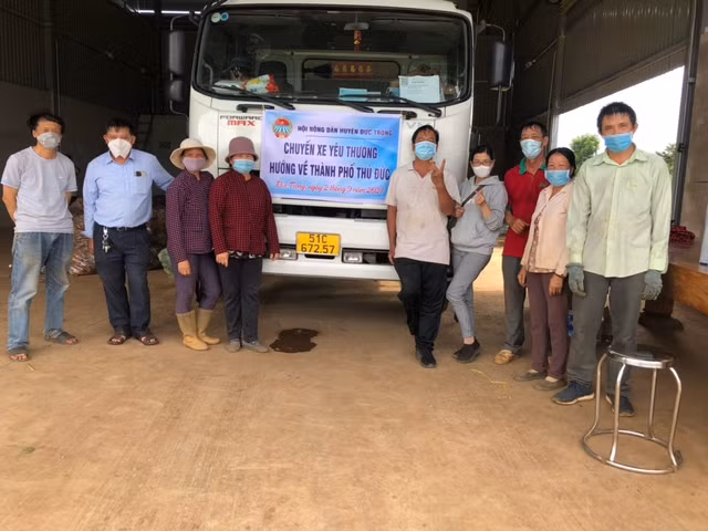 Anh Nguyễn Văn Đòn ( thứ hai từ trái qua ) trong 1 lần ủng hộ rau củ quả cho chuyến xe yêu thương. Ảnh: HND Đức Trọng