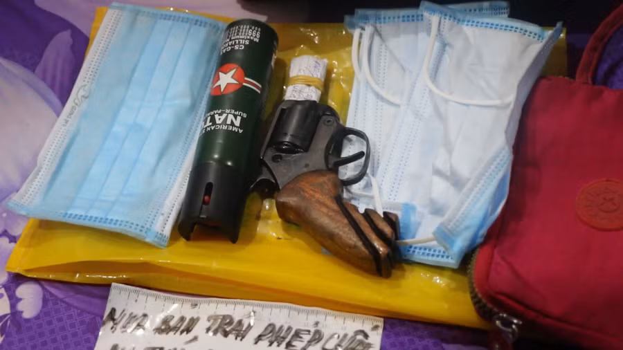 Khẩu súng rulo, bên trong có 6 viên đạn được công an phát hiện, thu giữ. Ảnh: Công an cung cấp Khẩu súng rulo, bên trong có 6 viên đạn được công an phát hiện, thu giữ. Ảnh: Công an cung cấp