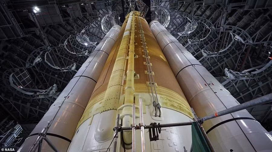 SLS là tên lửa duy nhất có thể đưa tàu Orion, phi hành gia và vật tư lên Mặt trăng trong một nhiệm vụ duy nhất.Ảnh: NASA