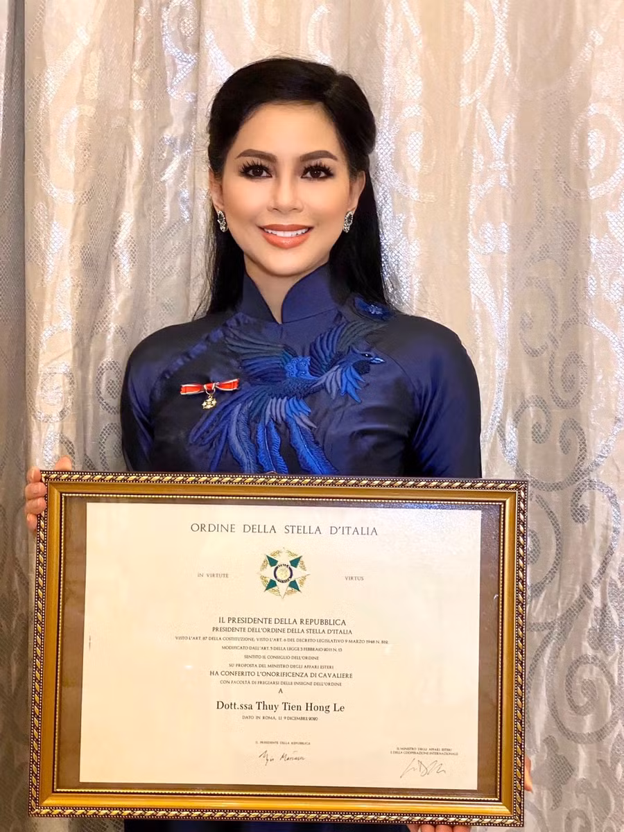  Doanh nhân Lê Hồng Thủy Tiên vinh dự nhận Huân chương công trạng - Tước hiệu Hiệp sĩ do Tổng thống Cộng hòa Ý tặng. Ảnh: IPPG