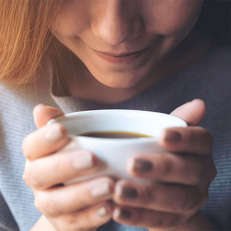 Hãy thử thêm một thìa dầu dừa vào tách cà phê của bạn để xem tuyệt vời cỡ nào nhé!. Ảnh: Shutterstock