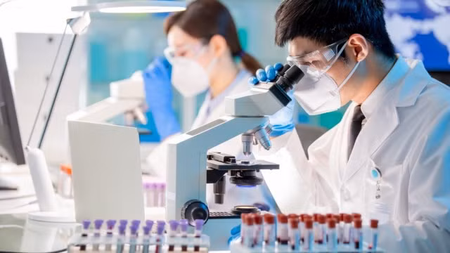 Các nhà khoa học vẫn đang liên tục theo dõi sự tiến hóa của virus. Ảnh minh họa: Shutterstock