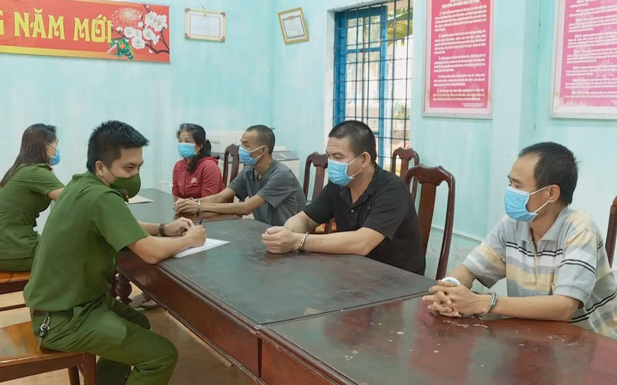 Một số bị can trong nhóm cá độ bóng đá tại cơ quan công an. Ảnh: CÔNG AN CUNG CẤP