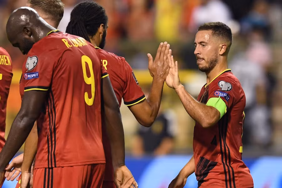 Hazard (phải) ghi bàn đầu tiên cho tuyển Bỉ kể từ khi bị hành hạ chấn thương từ năm 2019. Ảnh: AFP