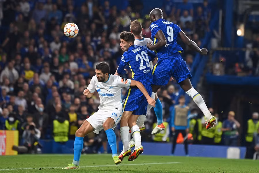 Pha bật cao đánh đầu ghi bàn của Lukaku (số 9). Ảnh: AFP