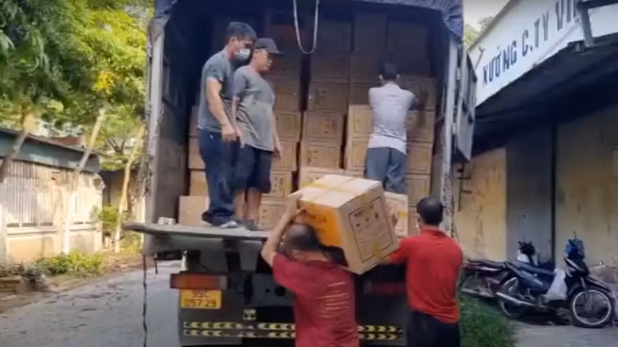 Công an tỉnh Bắc Ninh huy động lực lượng, phương tiện bốc xếp, vận chuyển khoảng 50 tấn hàng giả thu giữ phục vụ điều tra. Ảnh: Xuân Yến