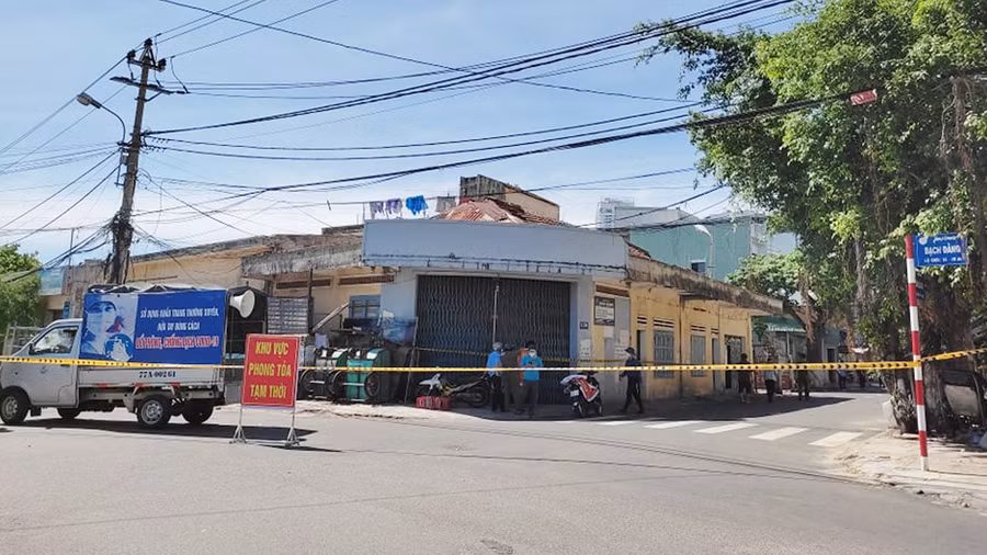 Đường vào khu vực có gia đình tài xế sinh sống đã bị phong tỏa. Ảnh: Bảo Thoa Đường vào khu vực có gia đình tài xế sinh sống đã bị phong tỏa. Ảnh: Bảo Thoa