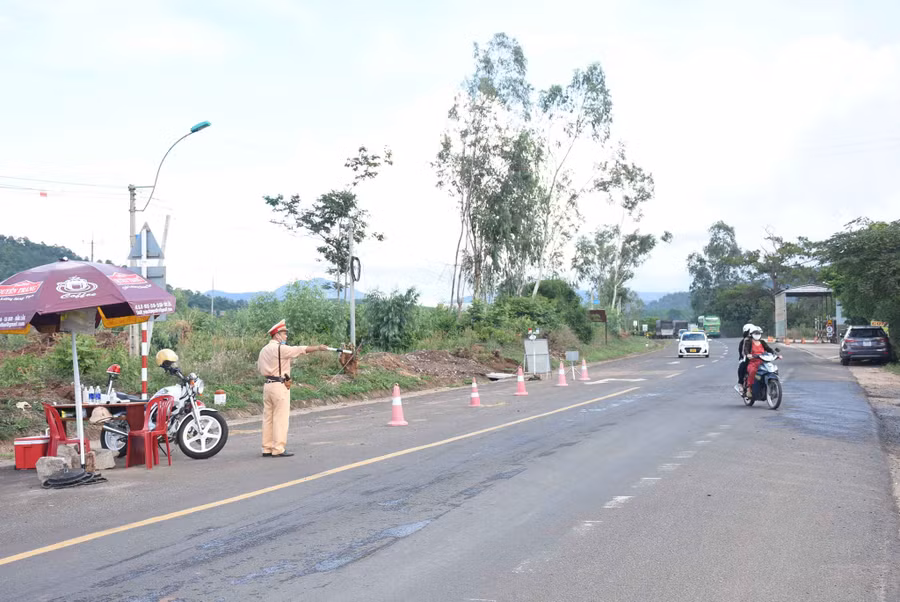 Kon Tum vẫn duy trì 6 chốt liên ngành tại các cửa ngõ vào tỉnh. Ảnh: Đức Nhật