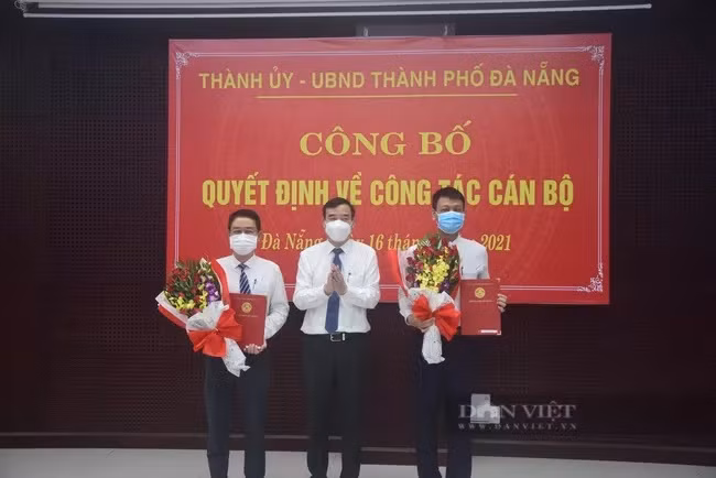 Ông Nguyễn Hà Bắc (bên trái) và ông Nguyễn Hả Nam (bên phải) nhận quyết định bổ nhiệm sáng 16/9. Ảnh: Đình Thiên