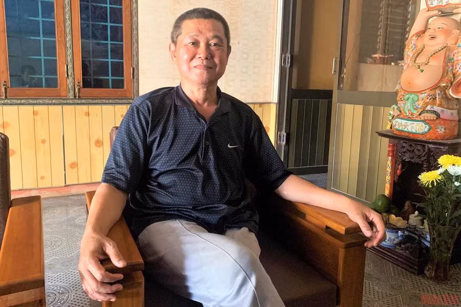 Ông Đàn Năng Long nói về việc đưa đàn voi về rừng chăn thả. 