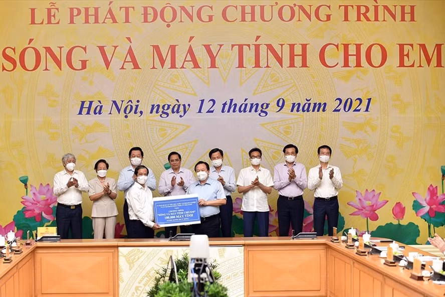 Thủ tướng Phạm Minh Chính và các đại biểu chứng kiến lãnh đạo các bộ, ngành, tập đoàn, tổng công ty, doanh nghiệp, tổ chức… trao máy tính tặng Chương trình "Sóng và máy tính cho em”. Ảnh VGP Thủ tướng Phạm Minh Chính và các đại biểu chứng kiến lãnh đạo các bộ, ngành, tập đoàn, tổng công ty, doanh nghiệp, tổ chức… trao máy tính tặng Chương trình”Sóng và máy tính cho em”. Ảnh VGP