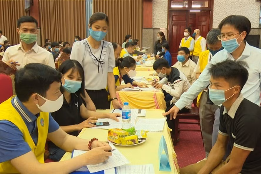  Đoàn khảo sát “CLB Tình người” rầm rộ tổ chức phỏng vấn các hộ nghèo để xét hỗ trợ làm nhà trên địa bàn huyện Lâm Bình (tỉnh Tuyên Quang). Nguồn: L.B