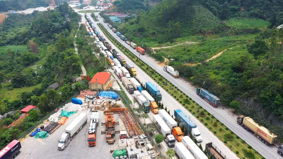Trái cây VN xuất khẩu ùn ứ ở khu vực cửa khẩu Hữu Nghị (Lạng Sơn). Ảnh: Vy Hiệp