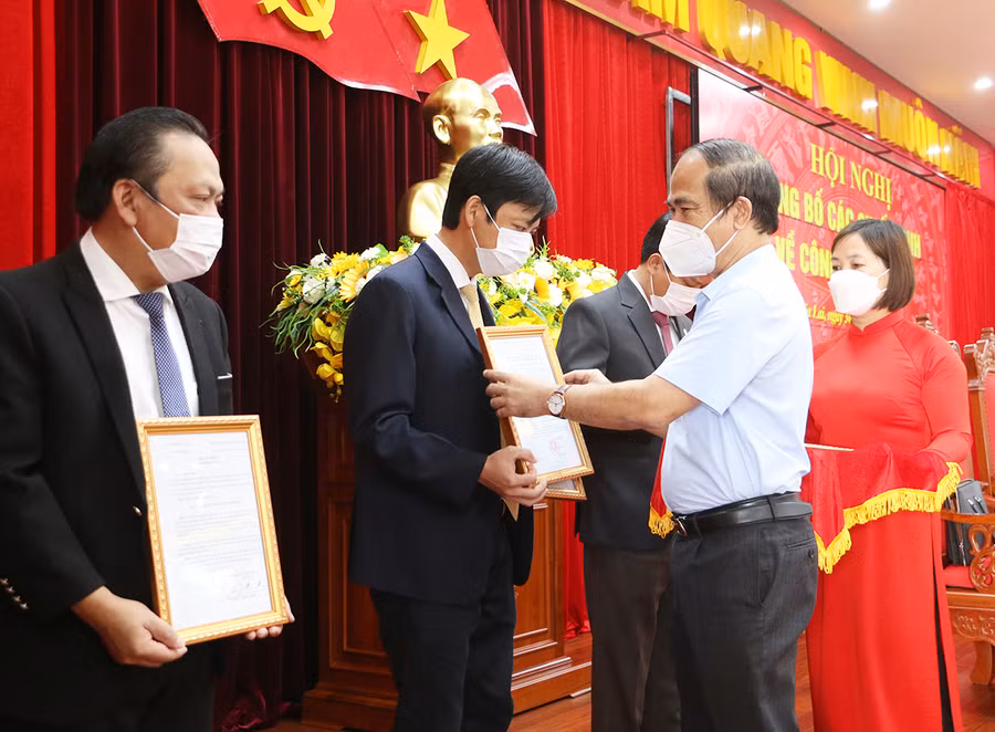 Chủ tịch UBND tỉnh Võ Ngọc Thành trao Quyết định điều động ông Đỗ Việt Hưng đến nhận công tác tại UBND TP. Pleiku. Ảnh: Tấn Thi