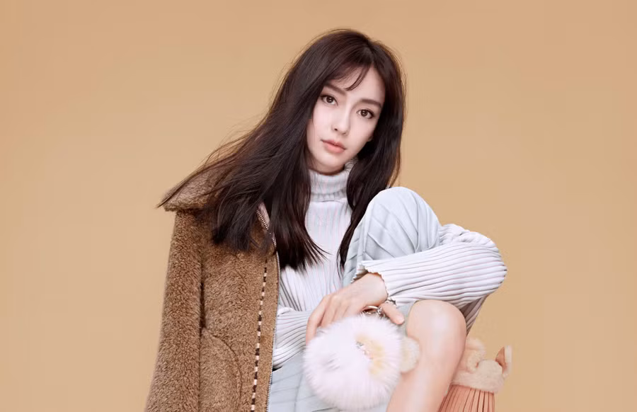 Là người nổi tiếng nên bà xã Huỳnh Hiểu Minh cũng rất tinh tế trong cách mix đồ mỗi khi xuất hiện trước công chúng. Cô diện style mùa thu với áo dệt kim cao cổ và áo khoác dạ nâu trẻ trung nổi bật.