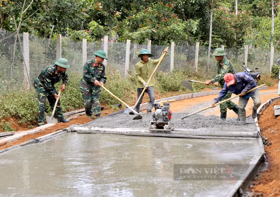 Trung Đoàn 720 giúp người dân trên địa bàn huyện Tuy Đức làm đường bê tông. Ảnh: Trang Hồ
