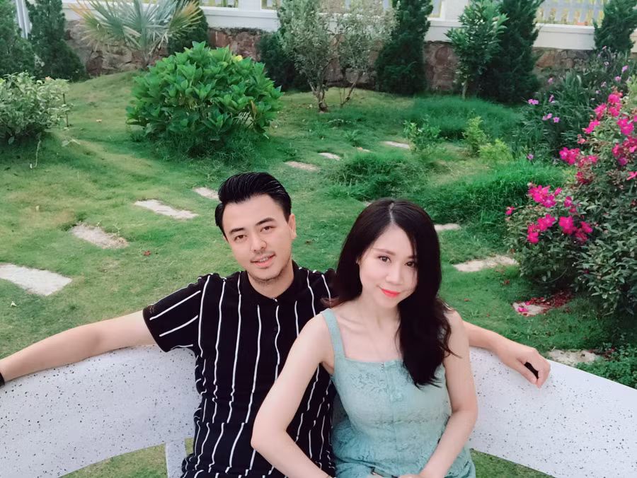 Tuấn Tú luôn tạo cho vợ sự tin tưởng, thấu hiểu khi hoạt động showbiz. ẢNH: FBNV