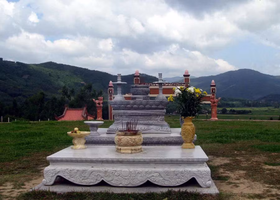 Án thờ trời đất trên đỉnh Ấn Sơn, sau lưng là đỉnh Hoành Sơn. ẢNH: HOÀNG TRỌNG