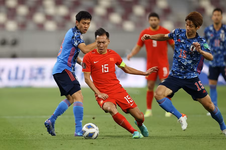 Wu Xi (áo số 15) trận gặp đội Nhật Bản. Ảnh: REUTERS