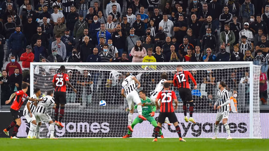Cú đánh đầu gỡ hòa 1-1 cho AC Milan của Ante Rebic. Ảnh: Reuters