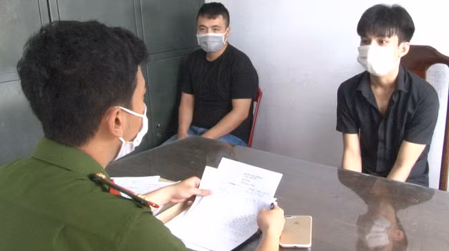 Công an lấy lời khai của Lê Hữu Dũng và Trần Thanh Tân. (Ảnh: C.Q) Công an lấy lời khai của Lê Hữu Dũng và Trần Thanh Tân. (Ảnh: C.Q)