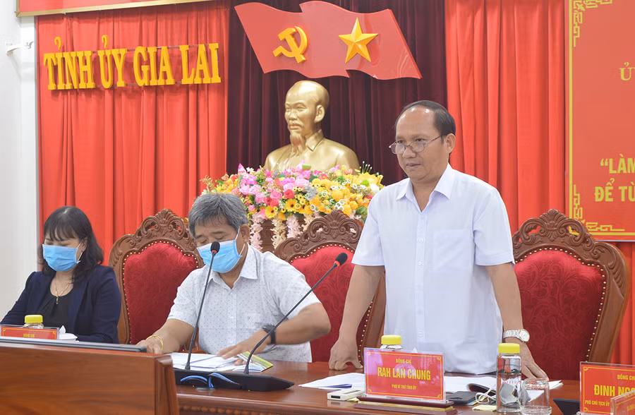 Phó Bí thư Tỉnh ủy Rah Lan Chung phát biểu chỉ đạo tại hội nghị. Ảnh: Anh Huy Phó Bí thư Tỉnh ủy Rah Lan Chung phát biểu chỉ đạo tại hội nghị. Ảnh: Anh Huy