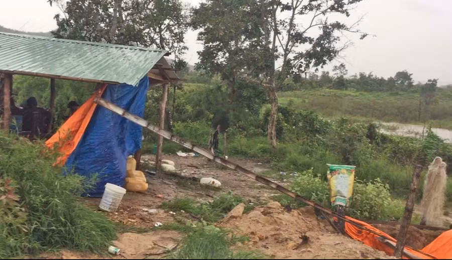 Lán trại được dựng trái phép trên đất rừng. Ảnh: Hạ Vy