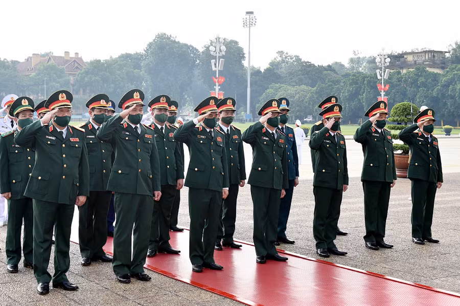 Đoàn Quân ủy Trung ương và Bộ Quốc phòng viếng Chủ tịch Hồ Chí Minh.