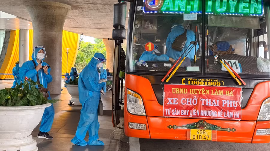 Thai phụ và người nhà được đón về quê Lâm Đồng lên xe đến khu cách ly. Ảnh: Lâm Viên