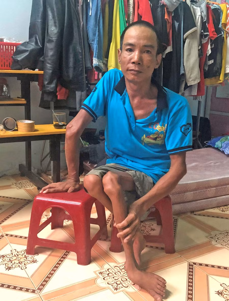 Dịch bệnh khiến cuộc sống của 3 cha con anh Phương thêm khó khăn. Ảnh: Phương Dung
