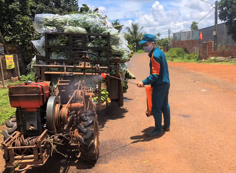 Tất cả phương tiện qua địa bàn xã Ia Hlốp (huyện Chư Sê) đều được khử khuẩn. Ảnh: Đinh Yến