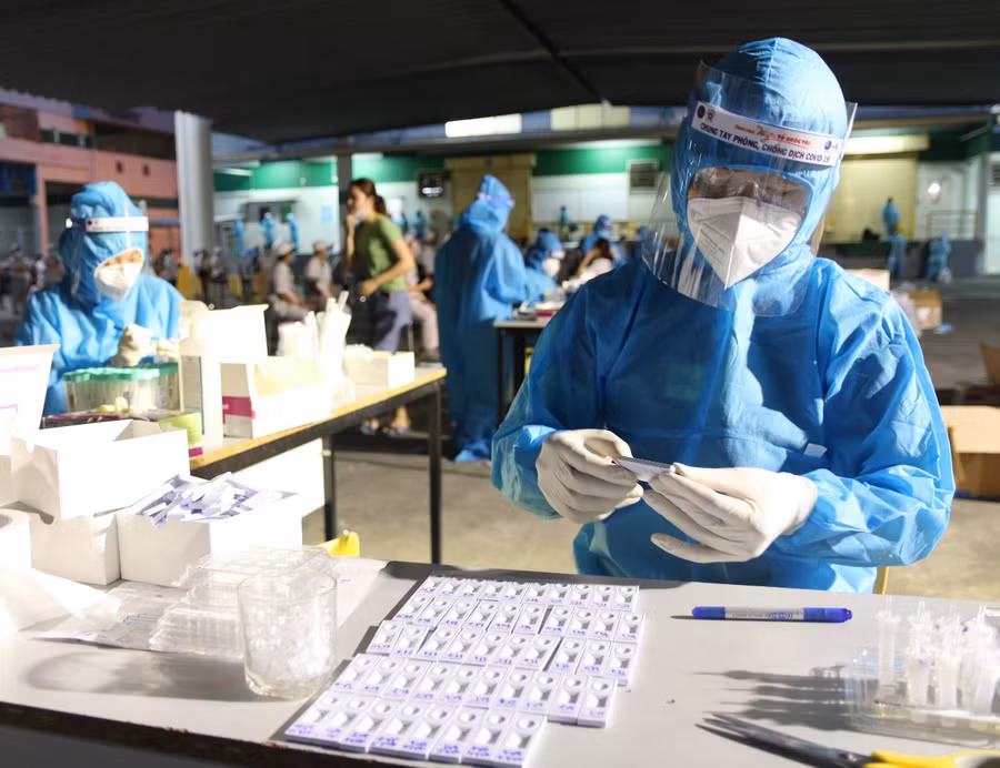  Hiện Việt Nam có gần 90 loại test nhanh được lưu hành (Xét nghiệm Covid-19 tại TP.HCM. Ảnh HCDC)