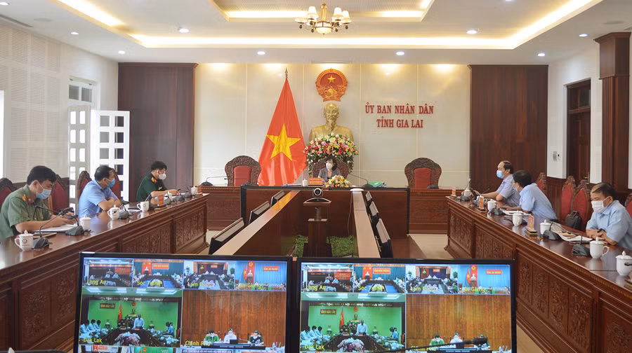  Phó Chủ tịch UBND tỉnh Nguyễn Thị Thanh Lịch cùng đại diện các cơ quan thành viên Ban Chỉ đạo tham gia cuộc họp trực tuyến tại điểm cầu UBND tỉnh. Ảnh: Anh Huy 